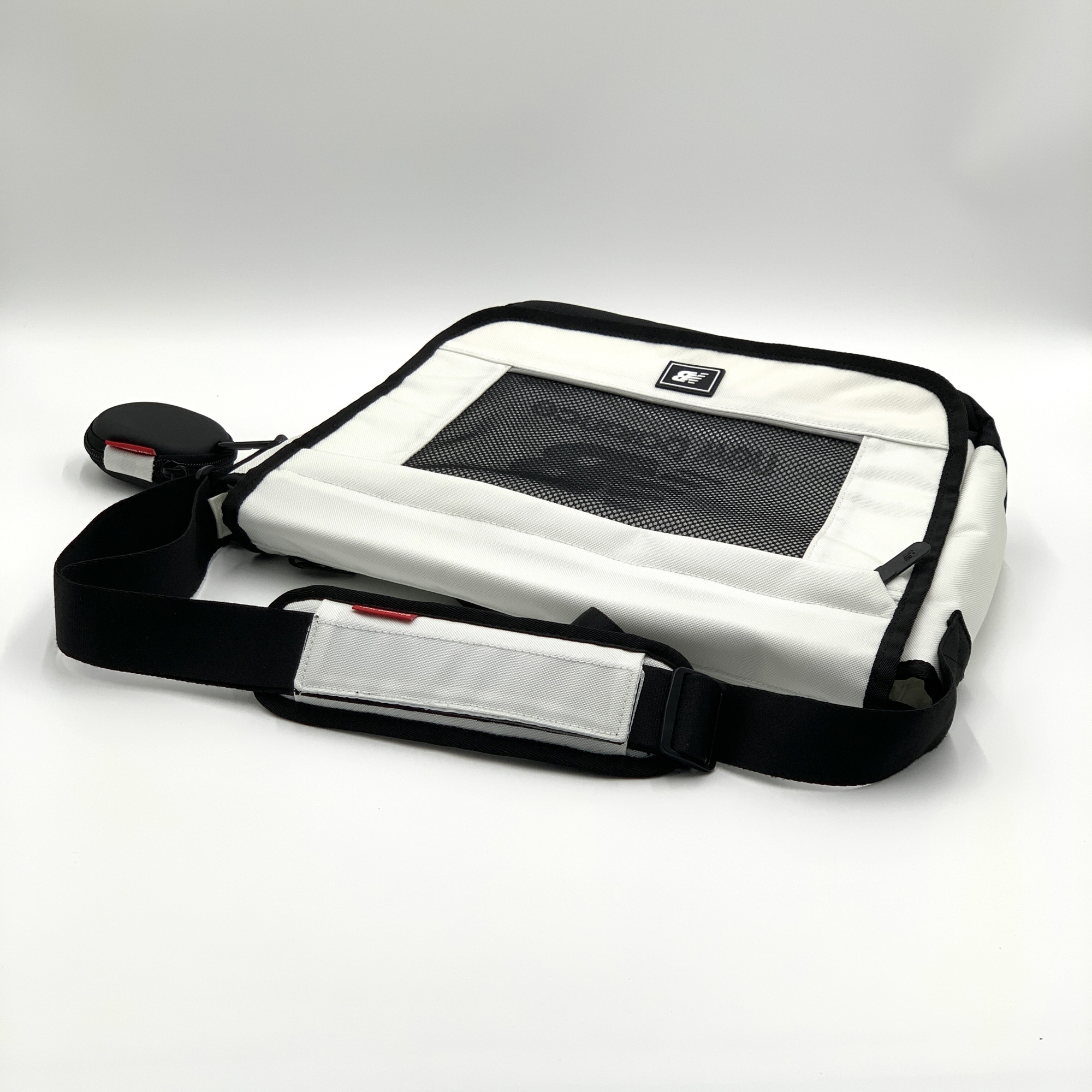 뉴발란스 키즈 에센셜 메신저백 화이트블랙