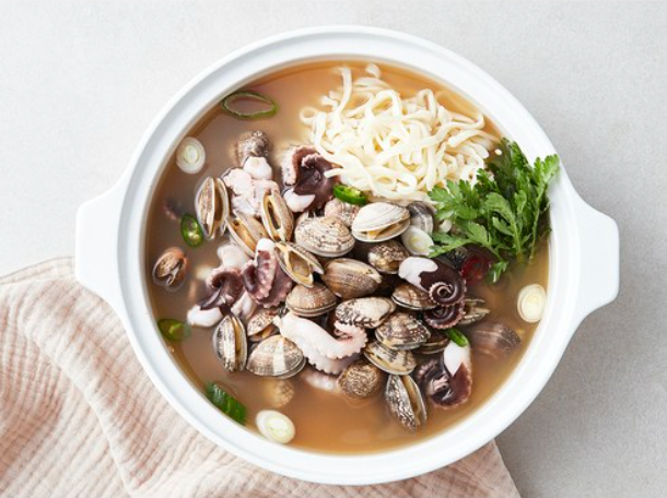 어부백서 the 푸짐한 강연우 쭈꾸미 샤브샤브 800g 칼국수면 200g + 육수100g - 상세 이미지 4