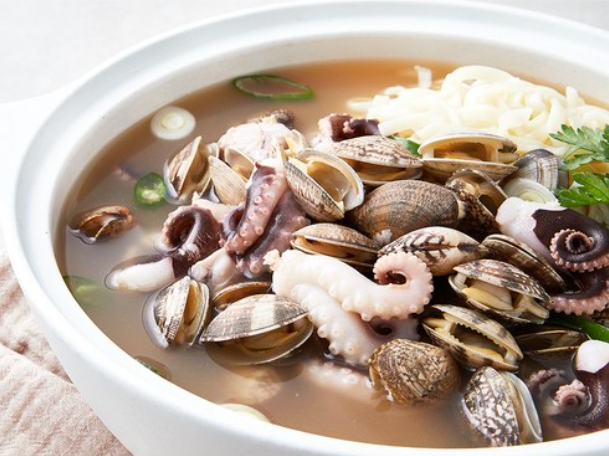 어부백서 the 푸짐한 강연우 쭈꾸미 샤브샤브 800g 칼국수면 200g + 육수100g - 상세 이미지 3