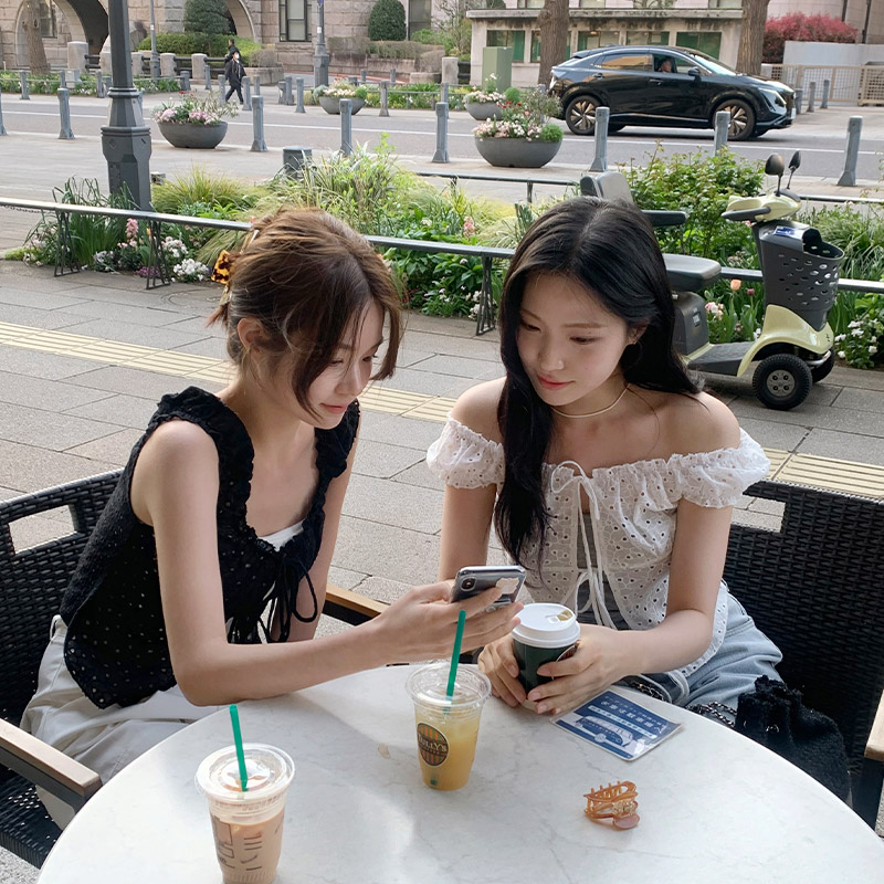 리본 펀칭 레이스 퍼프 나시 블라우스 bs8164 이미지 3