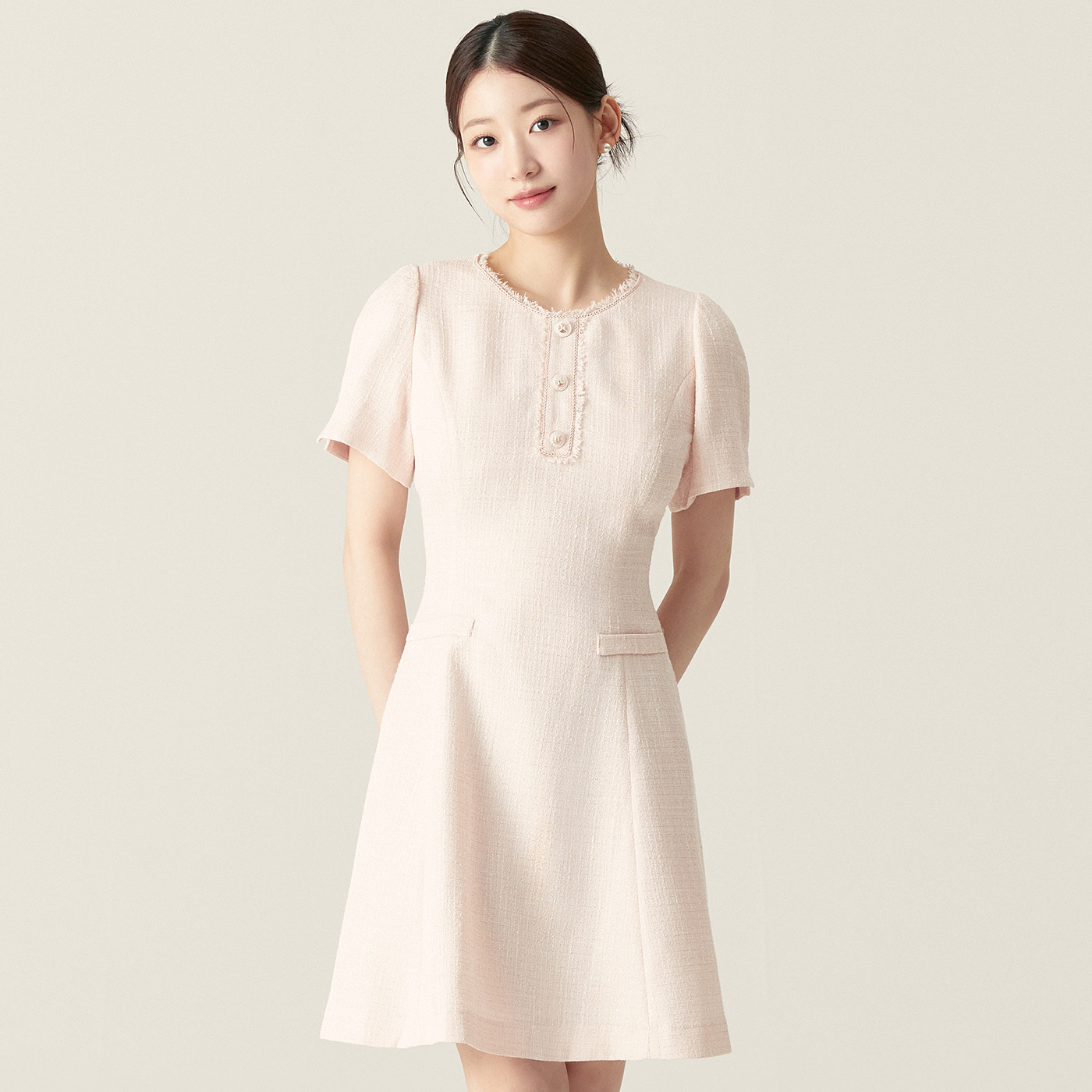 로엠 트위드 반팔 미니 원피스 RMOWF24S11