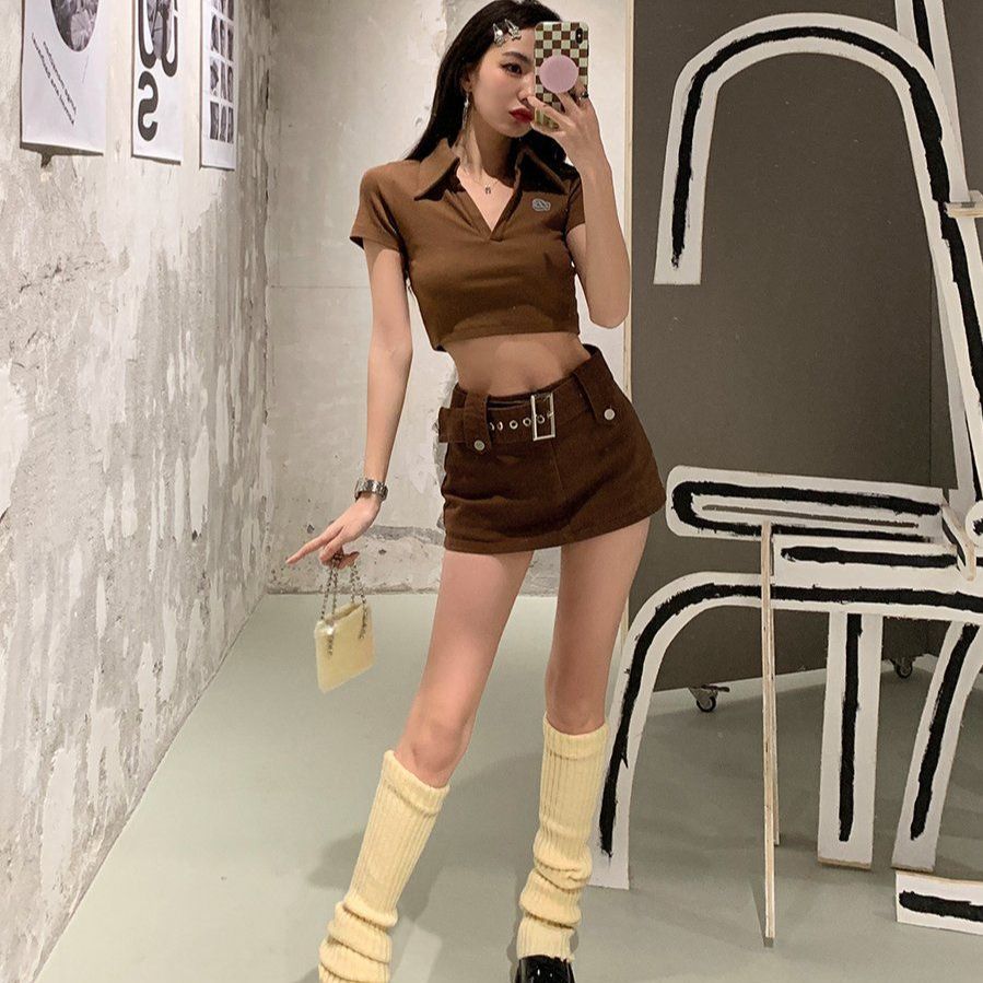 봄 여름 데일리 스트릿 골지 스판 슬림핏 반팔 카라 브이넥 B로고 크롭티 브라운 - 상세 이미지 4