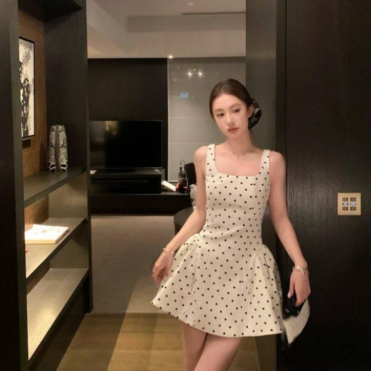 유행을 타지 않는 도트 패턴과 여성스러운 A라인 실루엣의 매력적인 원피스 - 상세 이미지 3