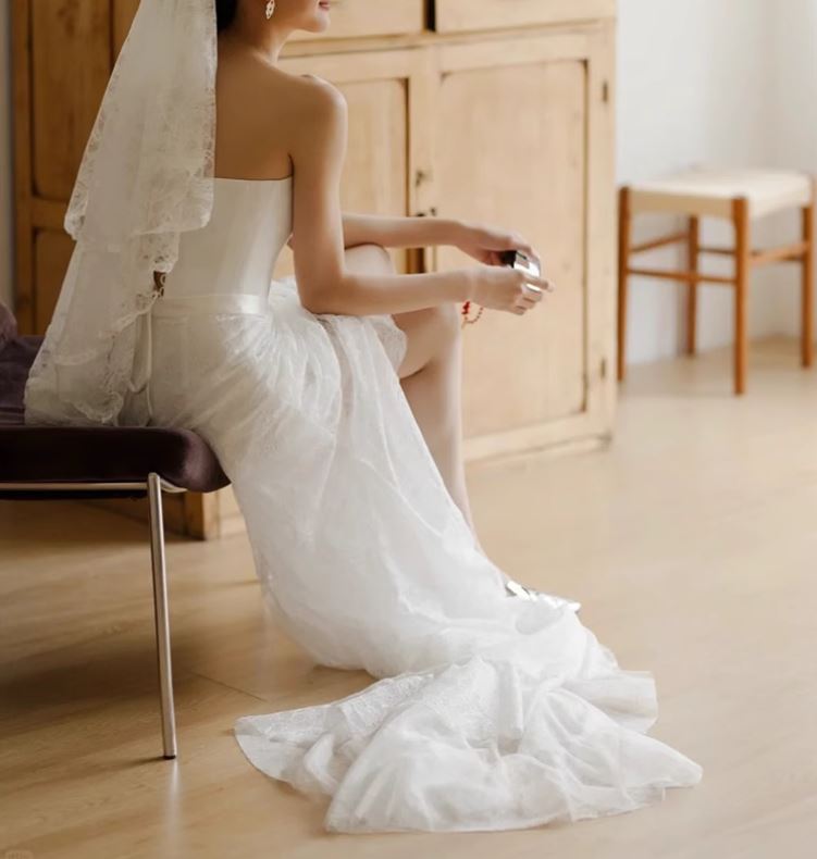 튜브탑 프렌치 시스루 레이스 슬릿 웨딩드레스 셀프웨딩 본식촬영 - 상세 이미지 4