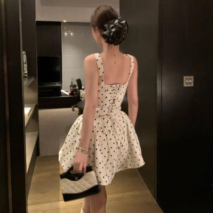 유행을 타지 않는 도트 패턴과 여성스러운 A라인 실루엣의 매력적인 원피스 - 상세 이미지 2