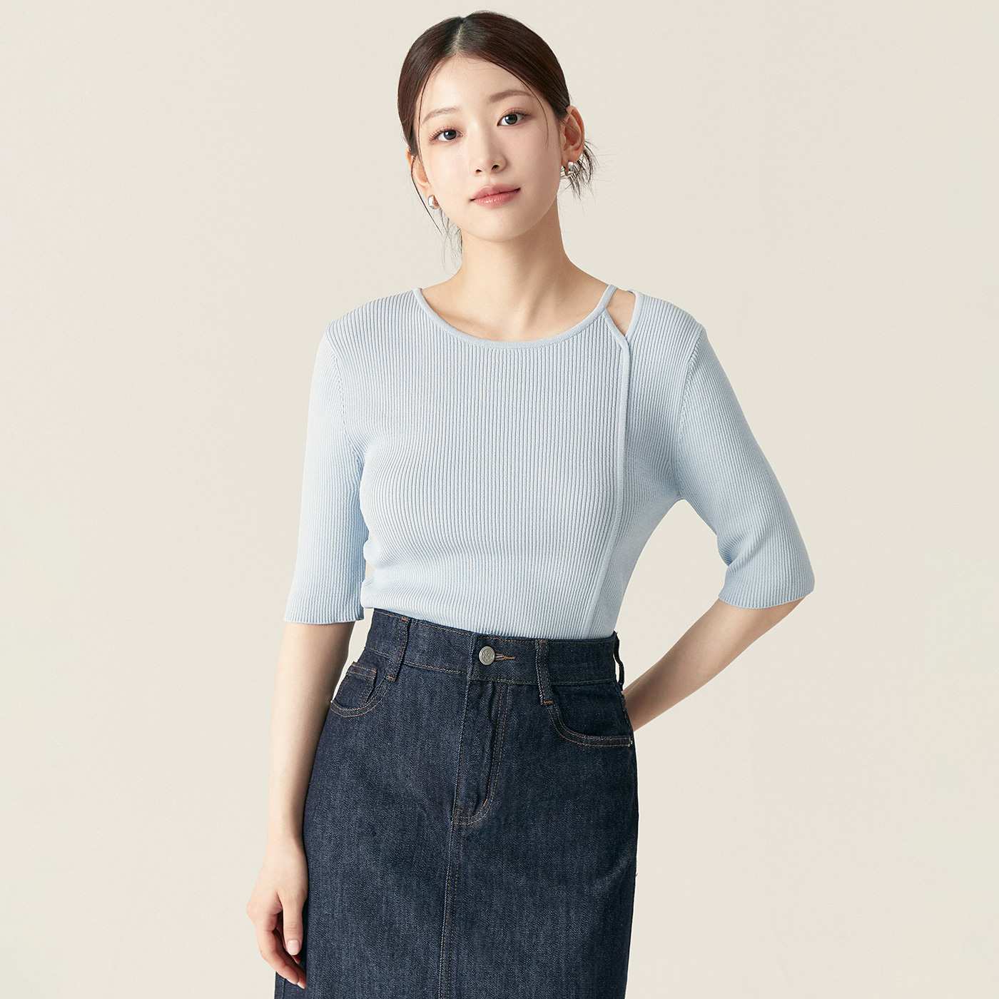 로엠 트임 절개 반팔 스웨터 RMKAF24R11 - 메인 이미지
