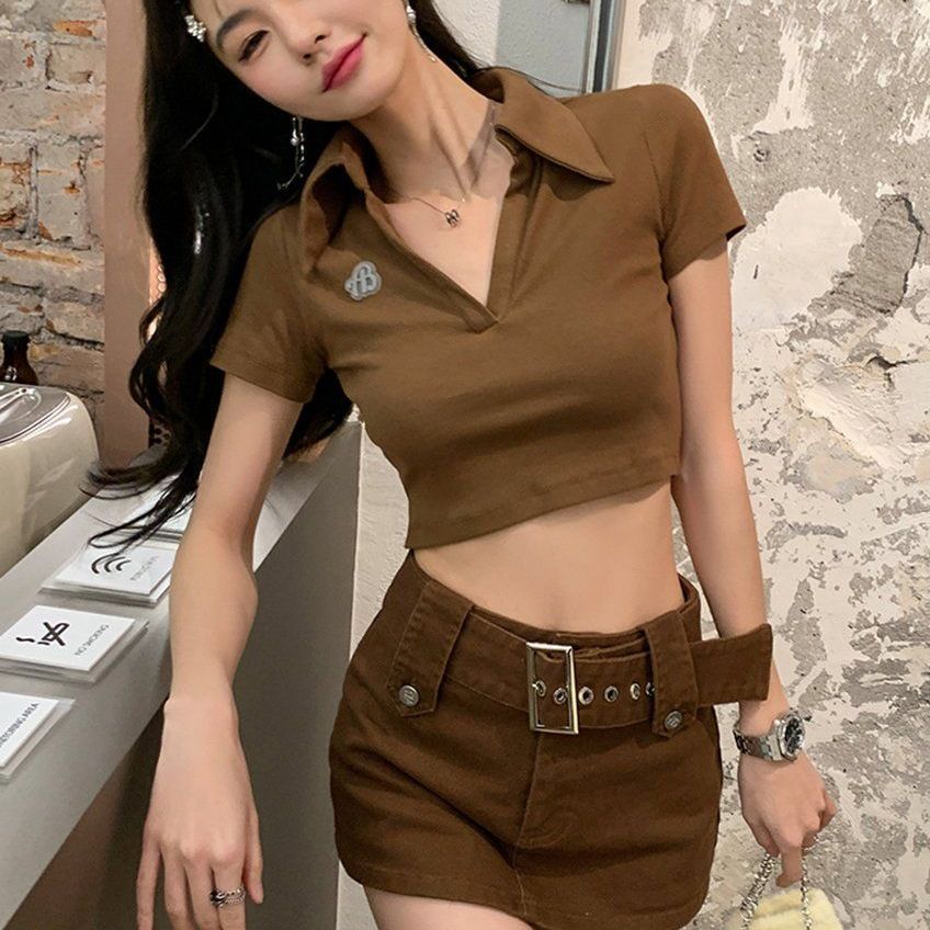 봄 여름 데일리 스트릿 골지 스판 슬림핏 반팔 카라 브이넥 B로고 크롭티 브라운 - 상품 이미지
