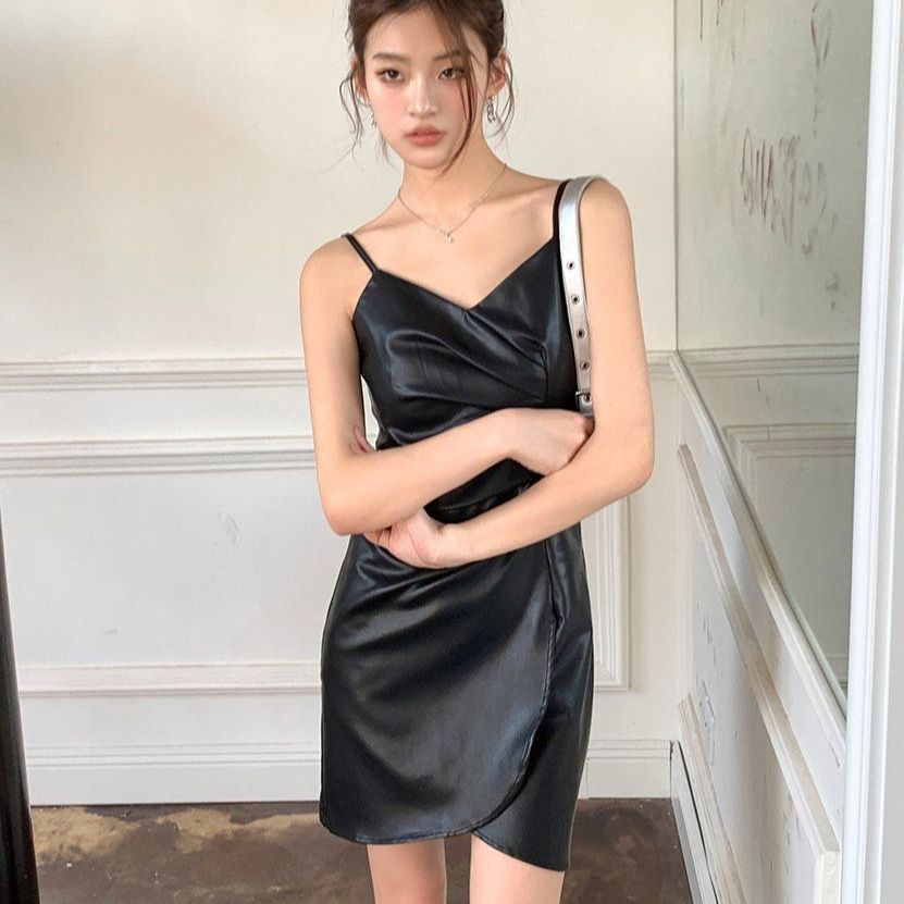 봄 여름 스트릿 레더 PU 뷔스티에 브이넥 비대칭 셔링 끈나시 슬림핏 미니 원피스 블랙 - 상세 이미지 3