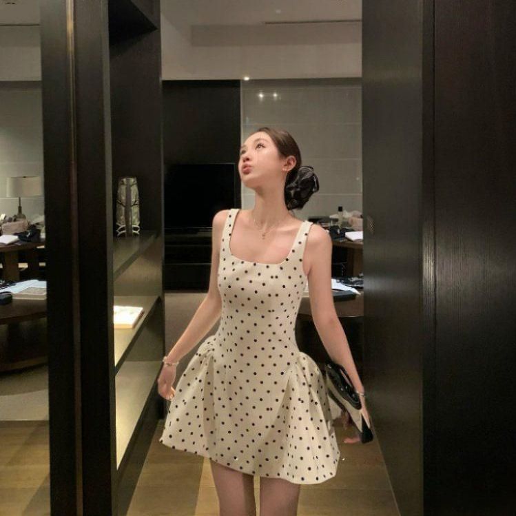 유행을 타지 않는 도트 패턴과 여성스러운 A라인 실루엣의 매력적인 원피스