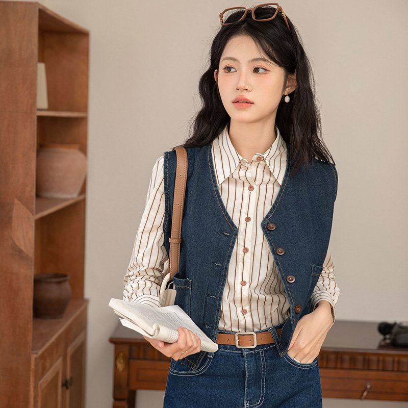여성 얇은 데님 베스트 V넥 버튼 약간 루즈핏 간절기 캐주얼 레이어드 데일리룩 빈티지 블루 - 메인 이미지