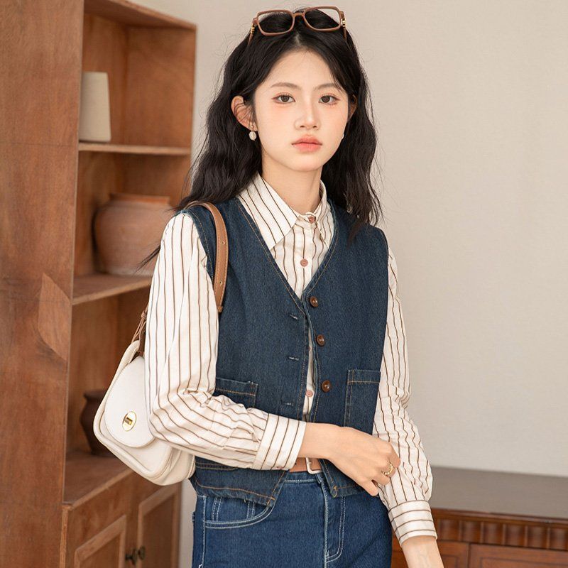여성 얇은 데님 베스트 V넥 버튼 약간 루즈핏 간절기 캐주얼 레이어드 데일리룩 빈티지 블루 - 상세 이미지 2