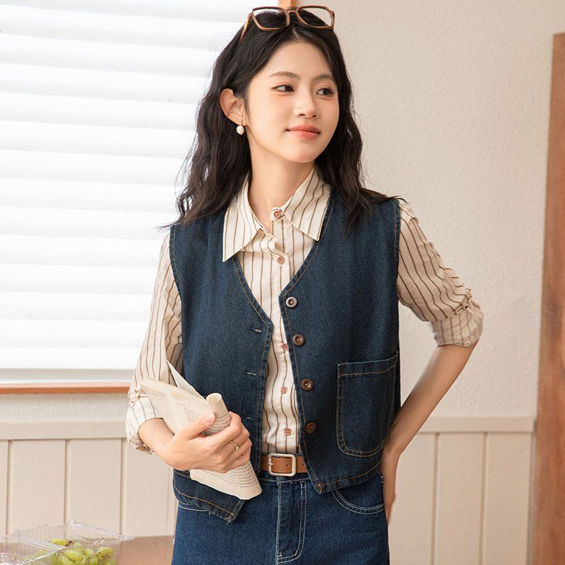 여성 얇은 데님 베스트 V넥 버튼 약간 루즈핏 간절기 캐주얼 레이어드 데일리룩 빈티지 블루 - 상세 이미지 4