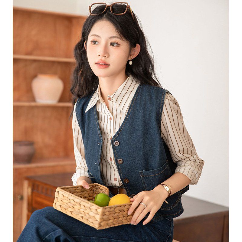 여성 얇은 데님 베스트 V넥 버튼 약간 루즈핏 간절기 캐주얼 레이어드 데일리룩 빈티지 블루 - 상세 이미지 3