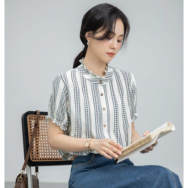 봄 여름 간절기 여성 약간루즈핏 얇은 스트라이프 패턴 반팔 셔링 블라우스 데일리룩 아이보리 - 상세 이미지 3