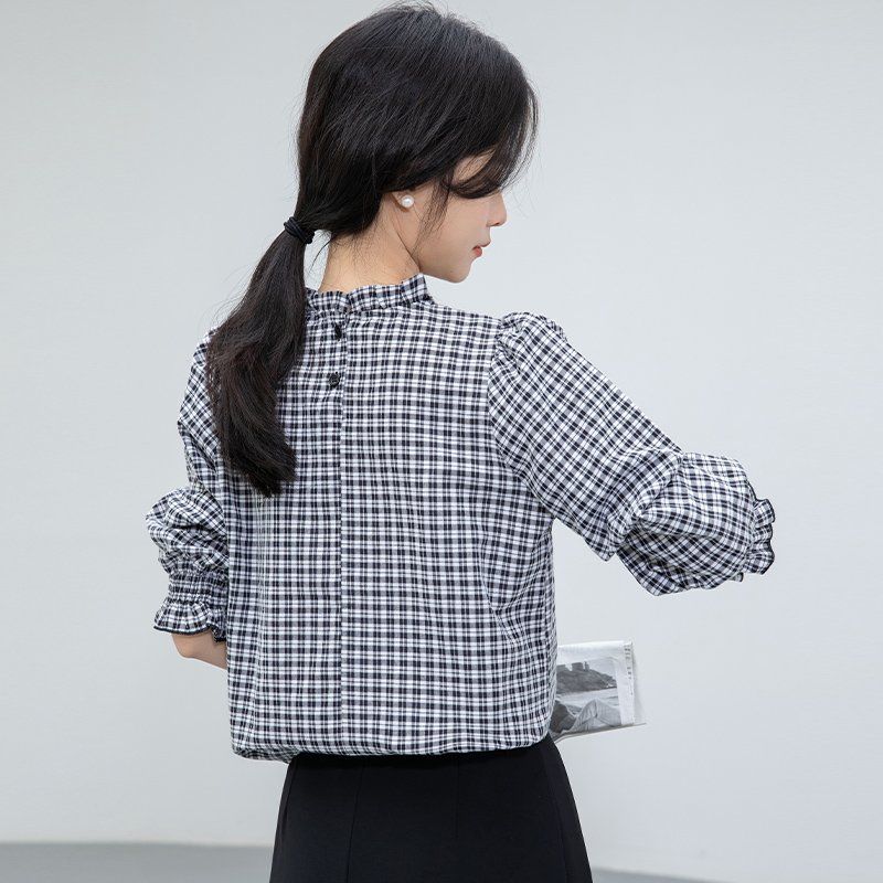 봄 여름 간절기 여성 약간루즈핏 얇은 체크 반팔 셔링 블라우스 데일리룩 블랙 - 상세 이미지 4