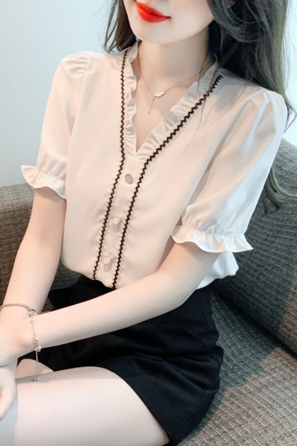 봄 여름 배색 프릴 V넥 반팔 블라우스 진주버튼 장식 기본핏 폴리 화이트 - 상세 이미지 5