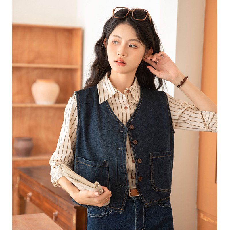 여성 얇은 데님 베스트 V넥 버튼 약간 루즈핏 간절기 캐주얼 레이어드 데일리룩 빈티지 블루 - 상세 이미지 5