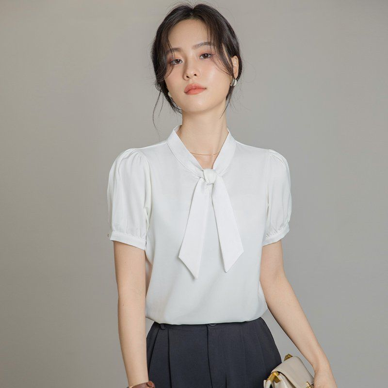 봄 여름 간절기 여성 약간루즈핏 얇은 리본타이 반팔 퍼프소매 블라우스 데일리룩 화이트 블루 - 메인 이미지