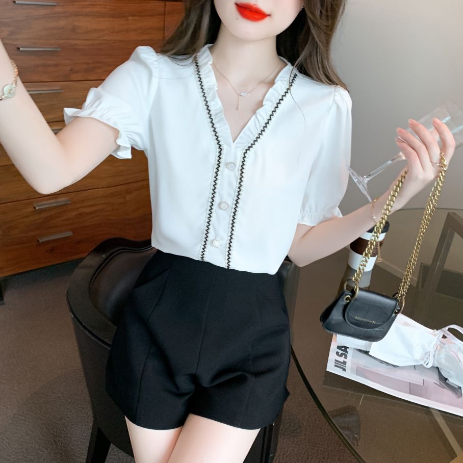봄 여름 배색 프릴 V넥 반팔 블라우스 진주버튼 장식 기본핏 폴리 화이트 - 상세 이미지 3
