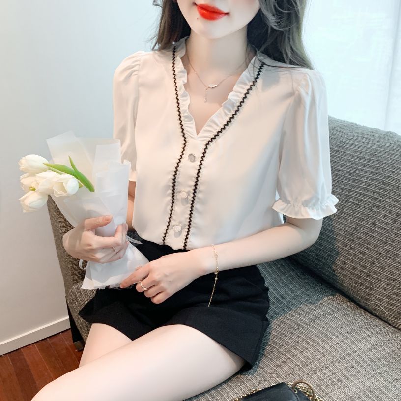 봄 여름 배색 프릴 V넥 반팔 블라우스 진주버튼 장식 기본핏 폴리 화이트 - 상세 이미지 4