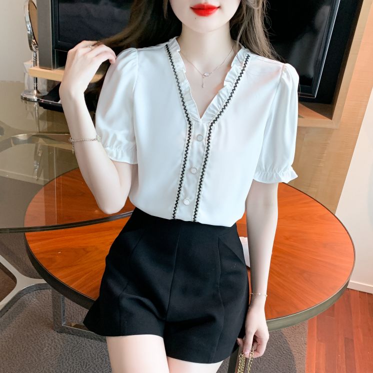 봄 여름 배색 프릴 V넥 반팔 블라우스 진주버튼 장식 기본핏 폴리 화이트 - 상품 이미지