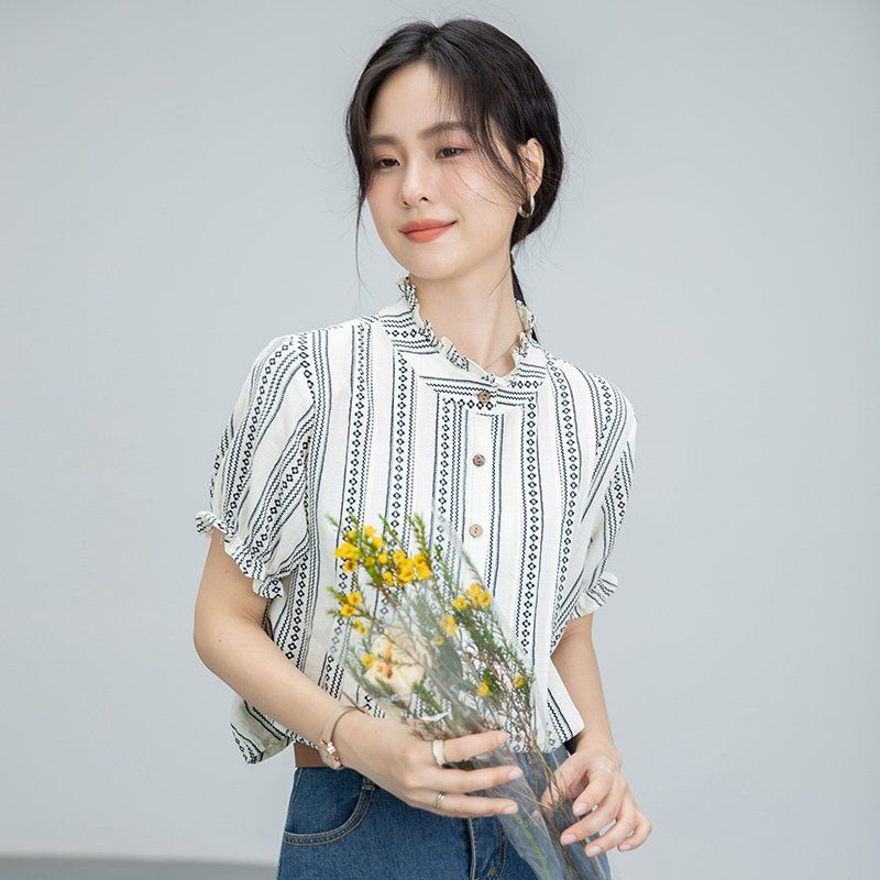 봄 여름 간절기 여성 약간루즈핏 얇은 스트라이프 패턴 반팔 셔링 블라우스 데일리룩 아이보리 - 상세 이미지 5