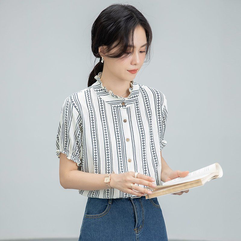 봄 여름 간절기 여성 약간루즈핏 얇은 스트라이프 패턴 반팔 셔링 블라우스 데일리룩 아이보리 - 상세 이미지 4