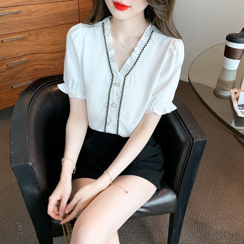 봄 여름 배색 프릴 V넥 반팔 블라우스 진주버튼 장식 기본핏 폴리 화이트 - 상세 이미지 2