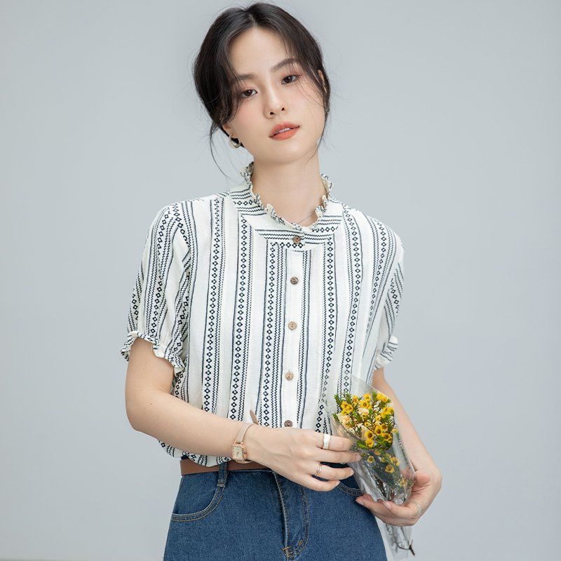 봄 여름 간절기 여성 약간루즈핏 얇은 스트라이프 패턴 반팔 셔링 블라우스 데일리룩 아이보리 - 메인 이미지