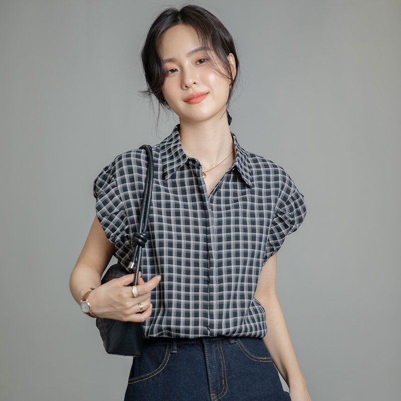 여름 간절기 여성 약간루즈핏 얇은 체크 반팔 셔링 블라우스 데일리룩 블랙 - 상세 이미지 2
