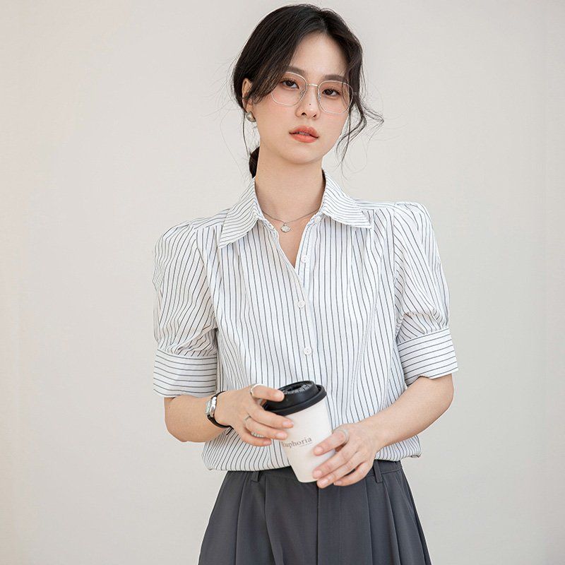 봄 여름 간절기 여성 루즈핏 얇은 스트라이프 반팔 퍼프소매 카라 블라우스 데일리룩 화이트 - 메인 이미지