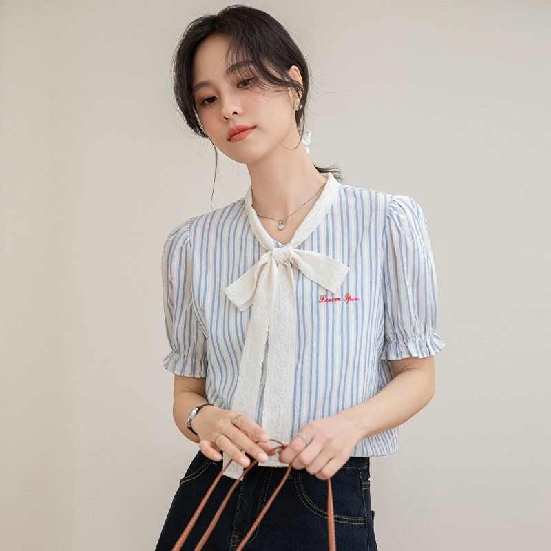 봄 여름 간절기 여성 약간루즈핏 스트라이프 리본타이 퍼프소매 블라우스 데일리룩 아이보리 - 메인 이미지