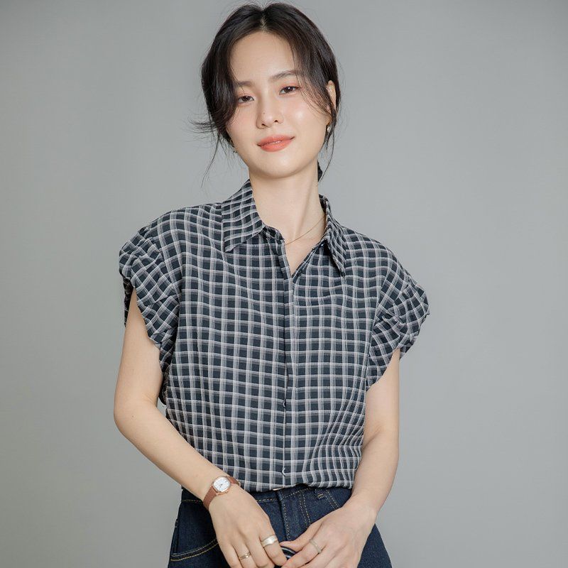 여름 간절기 여성 약간루즈핏 얇은 체크 반팔 셔링 블라우스 데일리룩 블랙 - 상세 이미지 3