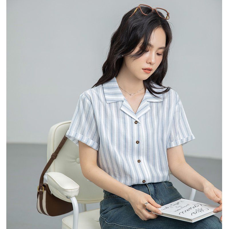 여름 간절기 여성 약간루즈핏 얇은 스트라이프 반팔 카라 셔츠 데일리 블라우스 블루 - 상세 이미지 4