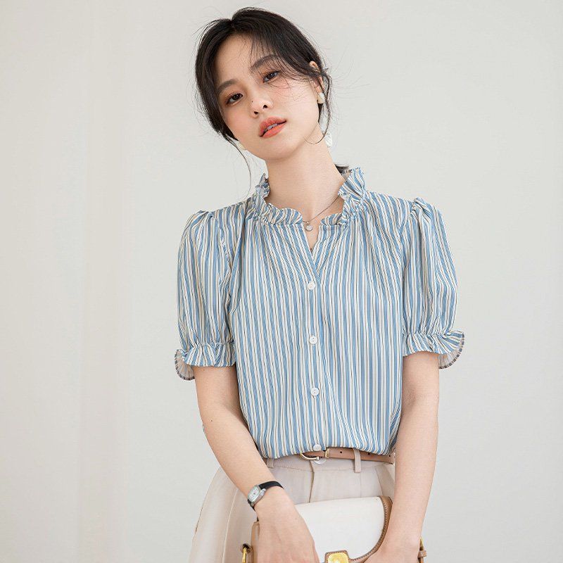 여름 간절기 여성 약간 루즈핏 얇은 스트라이프 셔링 반팔 블라우스 데일리룩 블루 - 메인 이미지