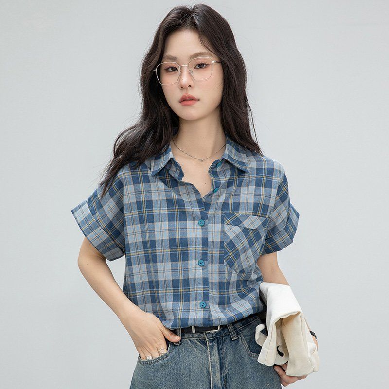 봄 여름 간절기 여성 약간루즈핏 얇은 체크 반팔 카라 셔츠 블라우스 데일리 블루 - 상세 이미지 3