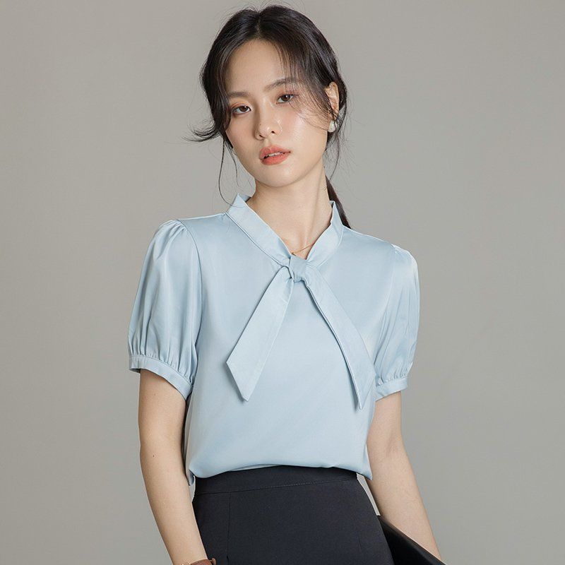 봄 여름 간절기 여성 약간루즈핏 얇은 리본타이 반팔 퍼프소매 블라우스 데일리룩 화이트 블루 - 상세 이미지 4