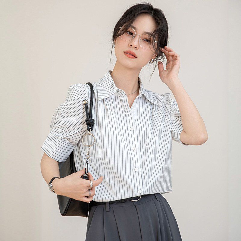 봄 여름 간절기 여성 루즈핏 얇은 스트라이프 반팔 퍼프소매 카라 블라우스 데일리룩 화이트 - 상세 이미지 3