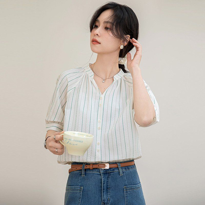 여름 여성 약간 루즈핏 얇은 스트라이프 퍼프소매 밴드카라 블라우스 데일리 코디 아이보리 - 상세 이미지 4