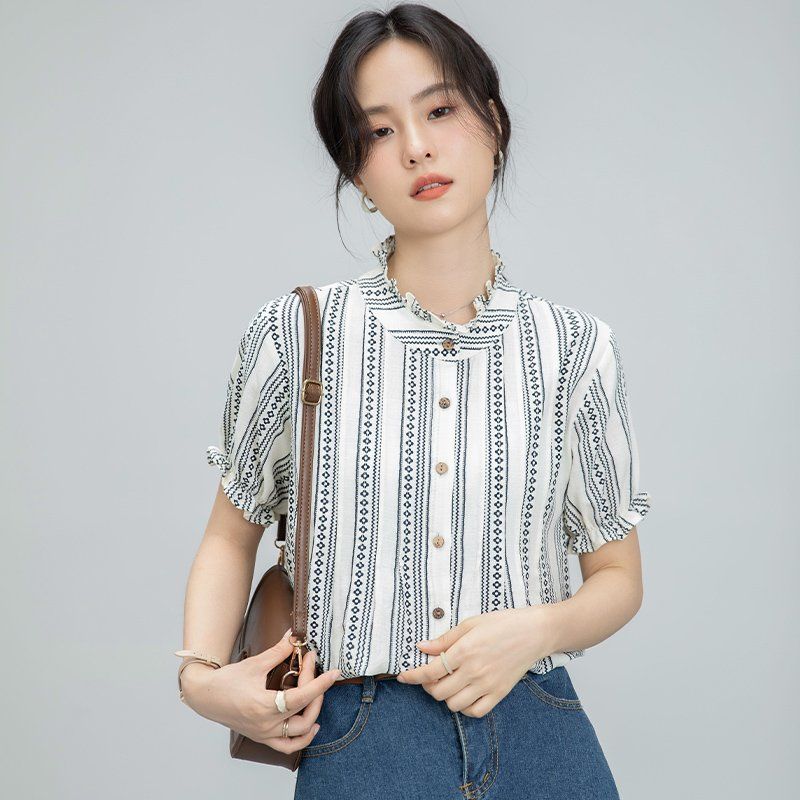 봄 여름 간절기 여성 약간루즈핏 얇은 스트라이프 패턴 반팔 셔링 블라우스 데일리룩 아이보리 - 상세 이미지 2