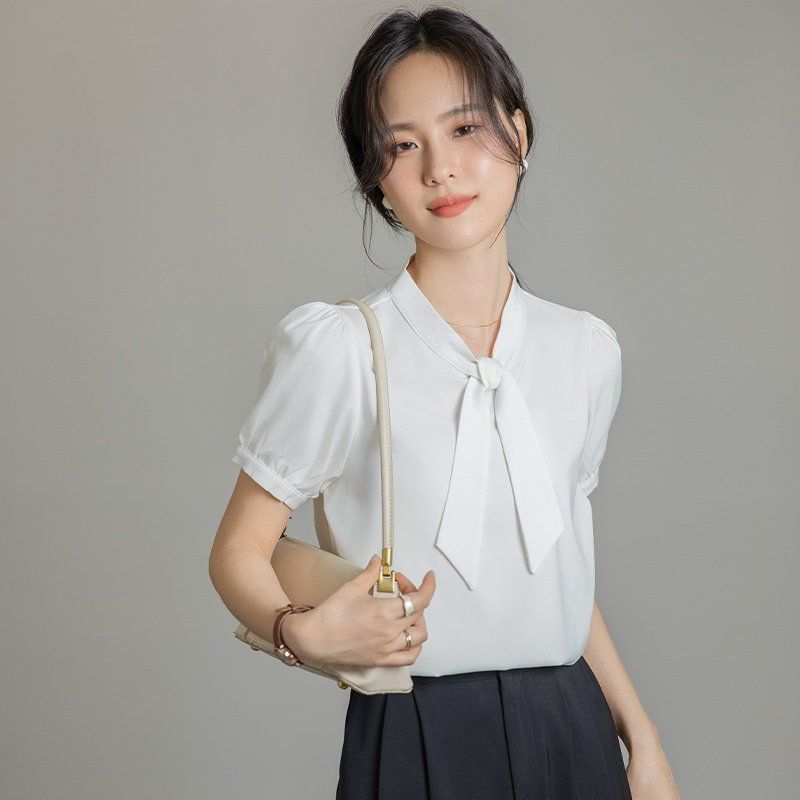 봄 여름 간절기 여성 약간루즈핏 얇은 리본타이 반팔 퍼프소매 블라우스 데일리룩 화이트 블루 - 상세 이미지 2