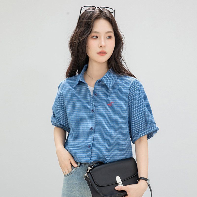 여름 간절기 여성 약간 루즈핏 얇은 체크 반팔 자수 카라 셔츠 데일리 블라우스 블루 - 메인 이미지