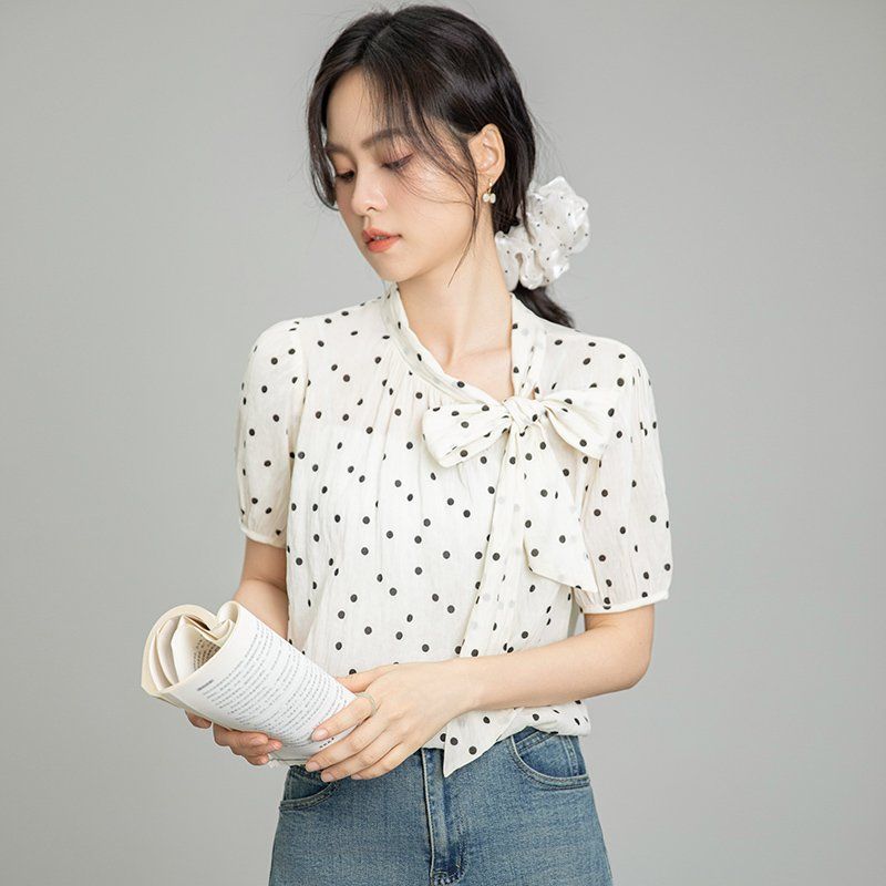 여름 여성 약간루즈핏 얇은 도트 리본타이 반팔 블라우스 데일리룩 아이보리 - 메인 이미지