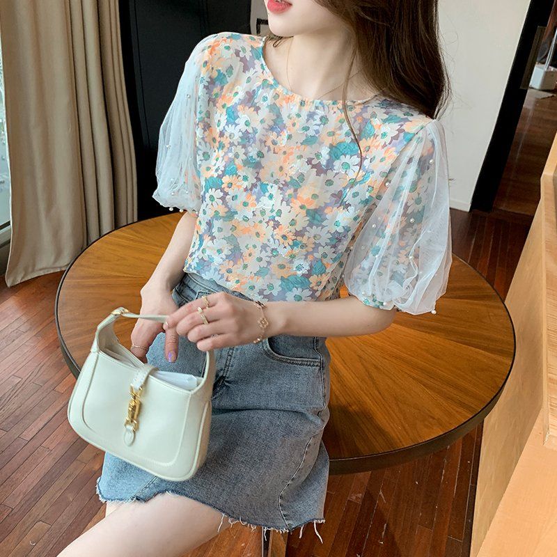 여름 여성 라운드넥 플라워 프린트 쉬폰 퍼프소매 진주 블라우스 데일리룩 멀티컬러 - 상세 이미지 4