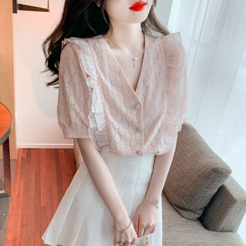 여름 여성 V넥 레이스 러플 퍼프소매 반팔 블라우스 펀칭 패턴 보석단추 핑크 - 상세 이미지 4
