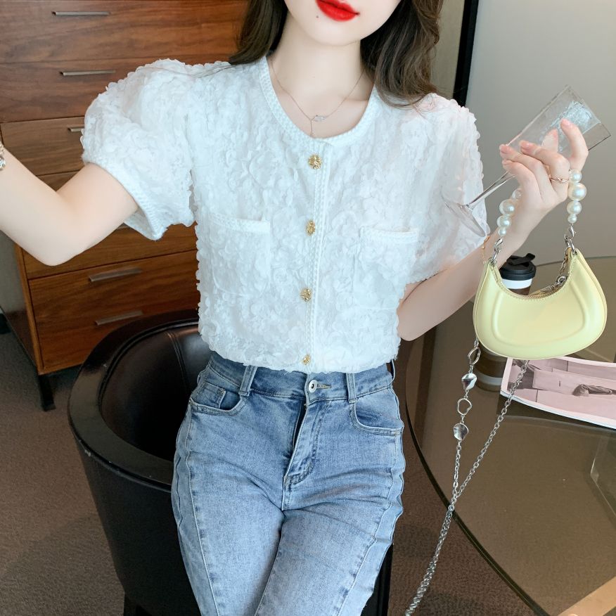 여름 여성 라운드넥 입체 플라워 텍스처 반팔 블라우스 앞포켓 폴리 오피스룩 화이트 - 상품 이미지