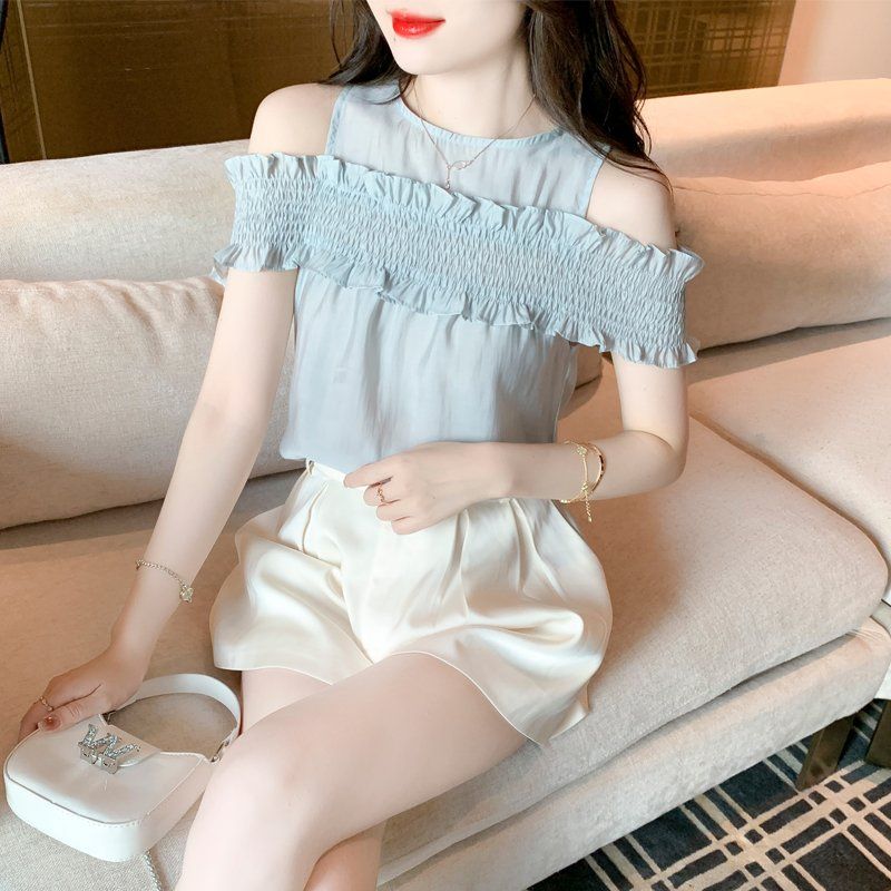 여름 여성 오프숄더 스모킹 밴딩 반팔 블라우스 여리여리 데일리룩 상의 라이트블루 - 상세 이미지 2
