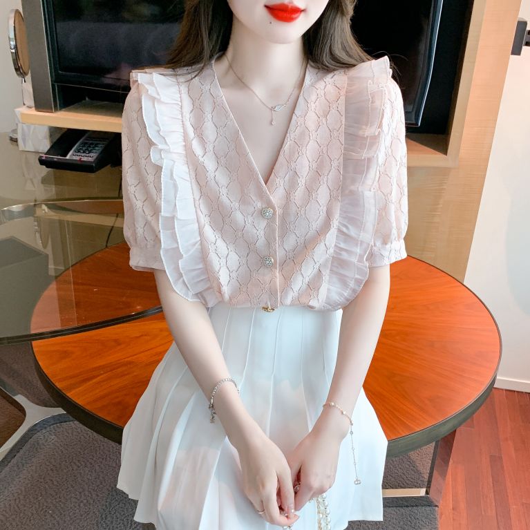 여름 여성 V넥 레이스 러플 퍼프소매 반팔 블라우스 펀칭 패턴 보석단추 핑크 - 상세 이미지 2