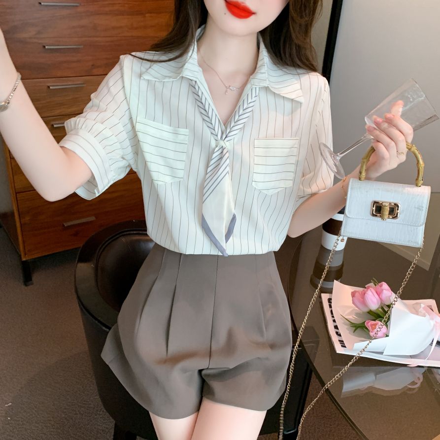 여름 여성 스트라이프 스카프 반팔 블라우스 V넥 투포켓 오피스룩 상의 아이보리 - 상세 이미지 3
