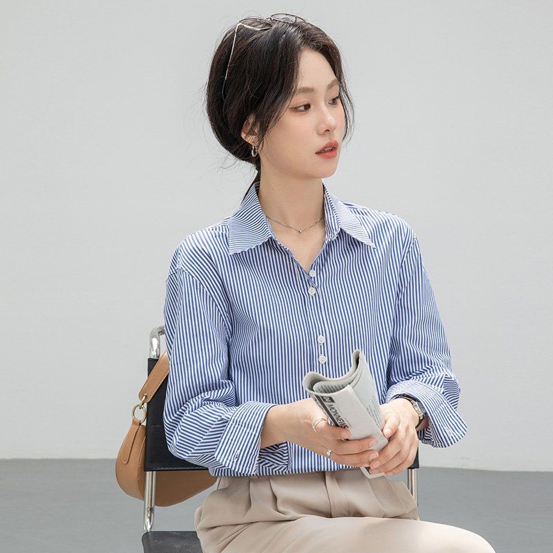봄 가을 여성 스트라이프 카라 버튼 긴팔 블라우스 셔츠 폴리 데일리룩 오피스룩 출근룩 블루 - 상품 이미지